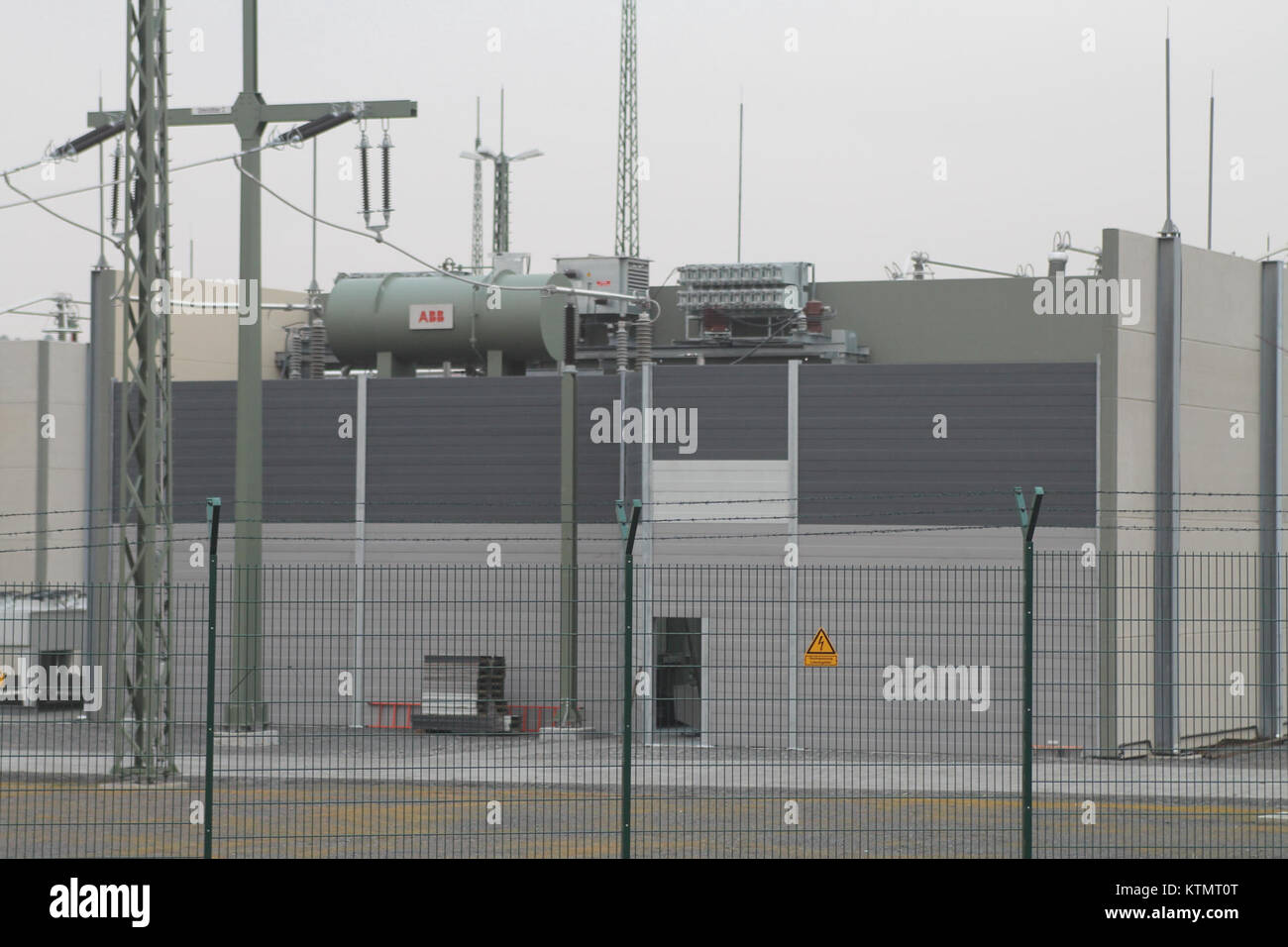 La Bahnstromumrichterwerk Neckarwestheim, situata in Germania, è un'importante stazione ferroviaria di conversione di energia elettrica. Svolge un ruolo cruciale nella conversione dell'energia elettrica per le operazioni ferroviarie, garantendo una distribuzione efficiente dell'energia all'interno della rete ferroviaria. Foto Stock