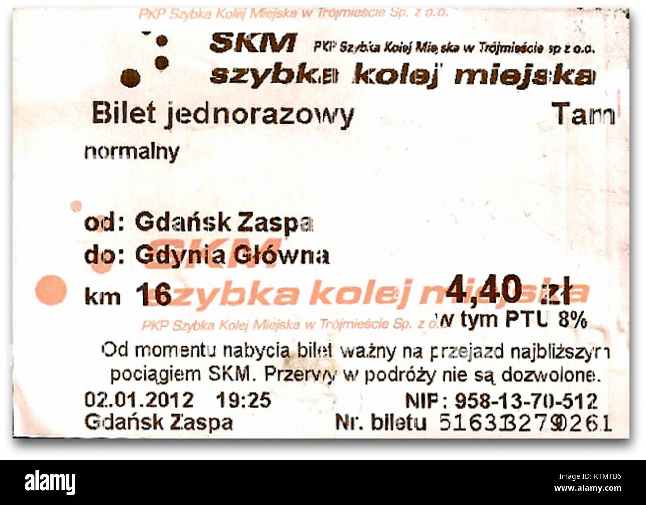 Il biglietto SKM (Szybka Kolej Miejska) da GdaÅ„sk a Gdynia nel 2012 rappresenta il trasporto ferroviario locale tra due grandi città della Polonia, mostrando la progettazione e la tariffa del biglietto. Foto Stock