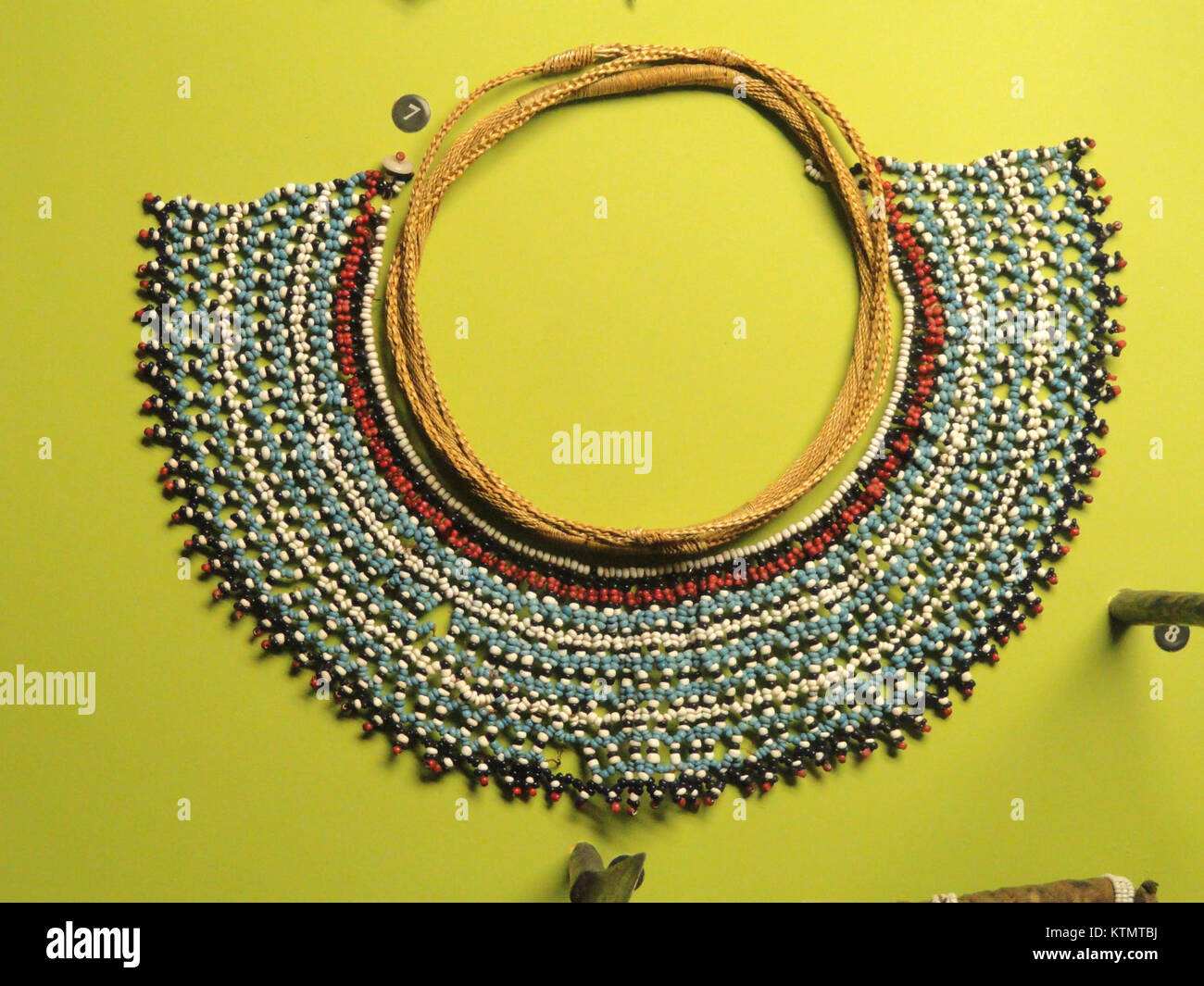 Colletto con perline del popolo Fingo di Mount Coke, Africa, esposto come parte della collezione di oggetti africani all'American Museum of Natural History. L'articolo riflette l'artigianato tradizionale e il significato culturale. Foto Stock