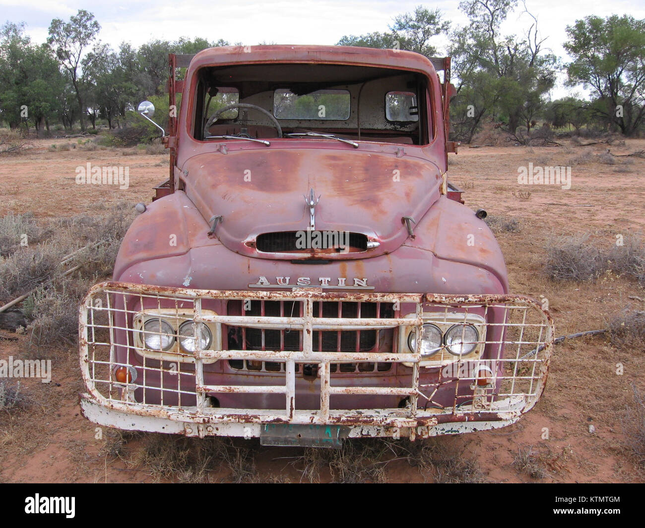 Questa immagine mostra un veicolo Austin in Australia, probabilmente della metà del XX secolo. Il veicolo mette in evidenza il ruolo dei veicoli industriali di fabbricazione britannica nel trasporto australiano, comunemente utilizzati in contesti commerciali e industriali in tutto il paese durante quell'epoca. Foto Stock