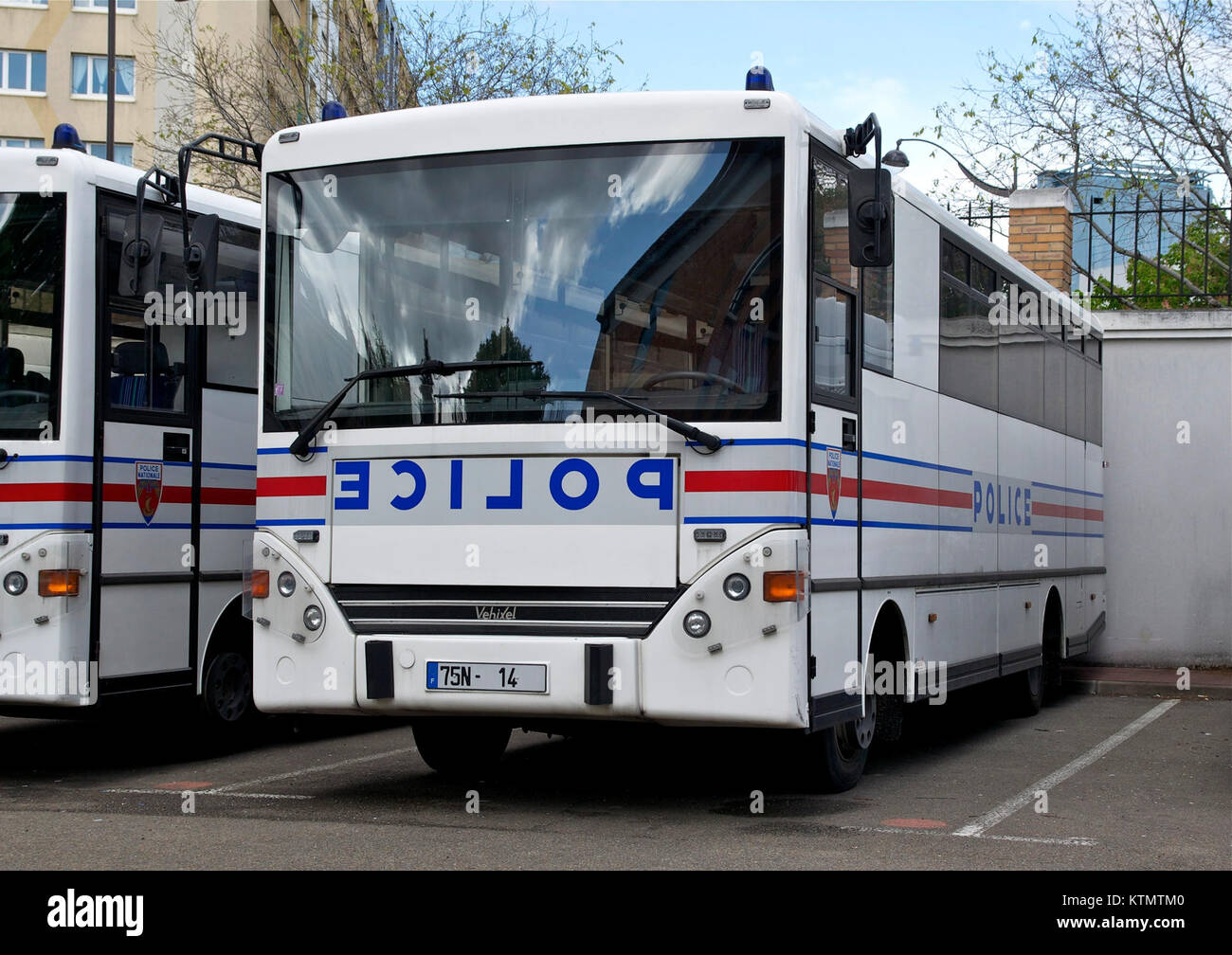 L'immagine mostra un veicolo della polizia, in particolare un autobus progettato per l'uso da parte delle forze dell'ordine. Rappresenta il ruolo dei veicoli specializzati nelle operazioni di polizia. Foto Stock
