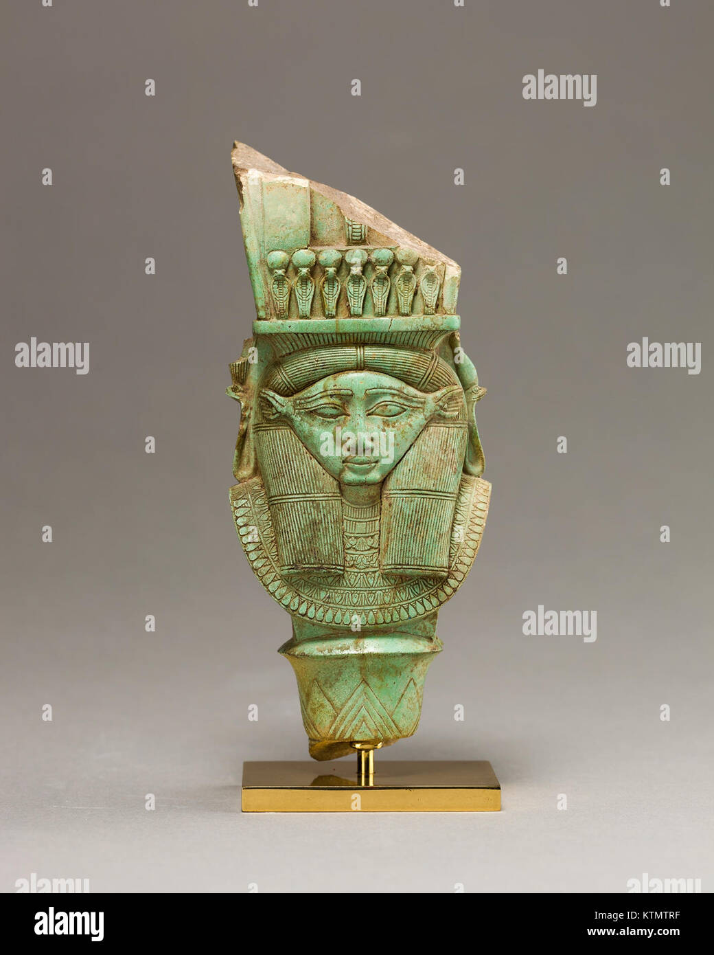 L'emblema di Bat Hathor da un sistro, esposto presso il MET, simboleggia la dea egiziana Hathor, associata alla musica, all'amore e alla maternità, come raffigurato negli antichi manufatti egizi. Foto Stock