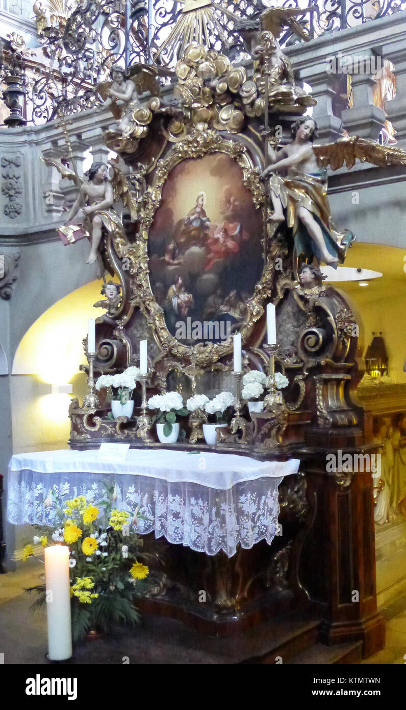 L'Ottoaltar nella chiesa di San Michele a Bamberga, in Germania, è un esempio significativo di arte medievale della pala d'altare. La pala d'altare, creata dall'artista otto, mostra una complessa iconografia religiosa e un'importanza storica. Foto Stock