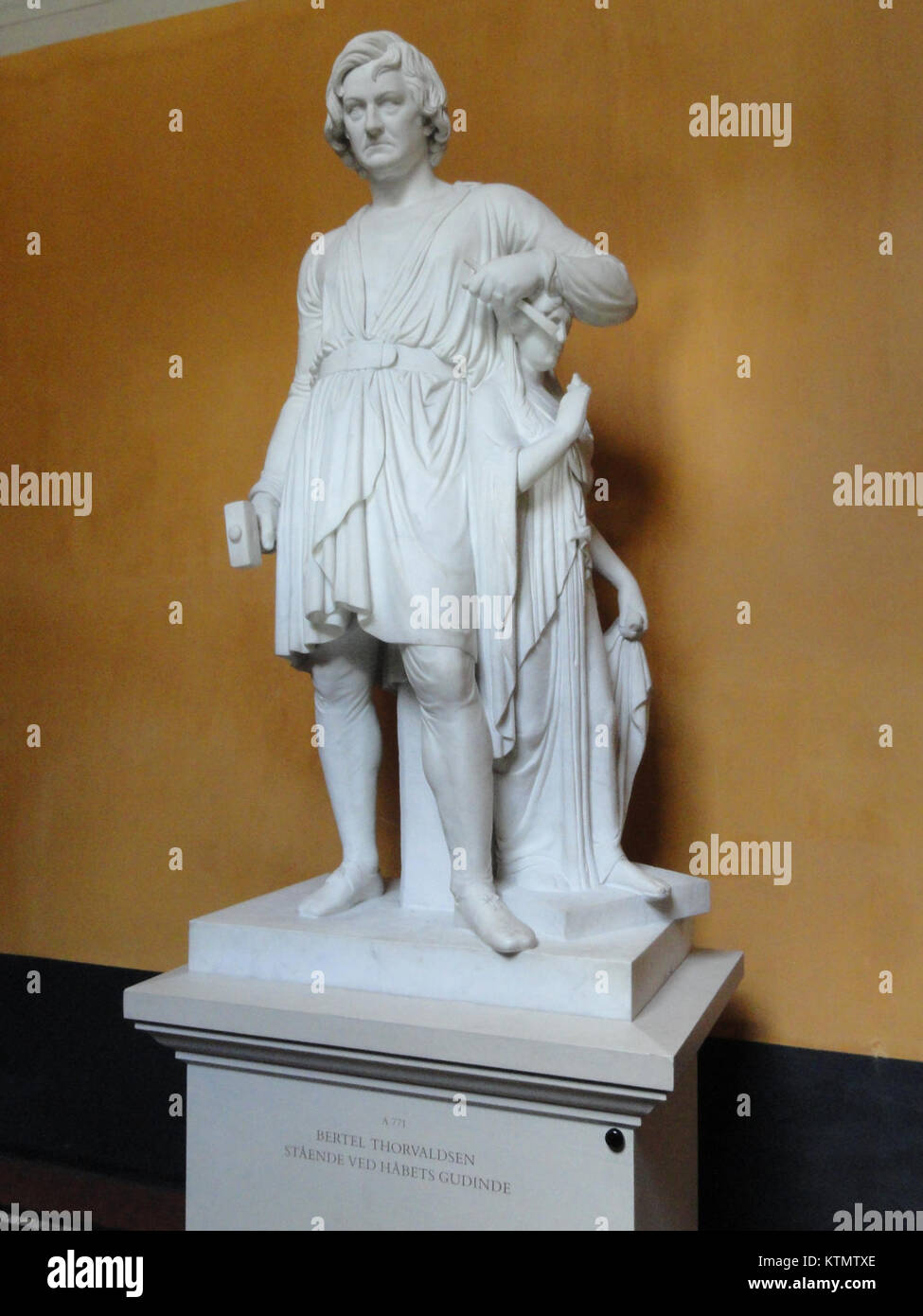 Bertel Thorvaldsen è stato uno scultore danese noto per le sue opere neoclassiche. La Statua della speranza è uno dei suoi famosi pezzi esposti al Museo Thorvaldsen di Copenaghen, Danimarca. Foto Stock