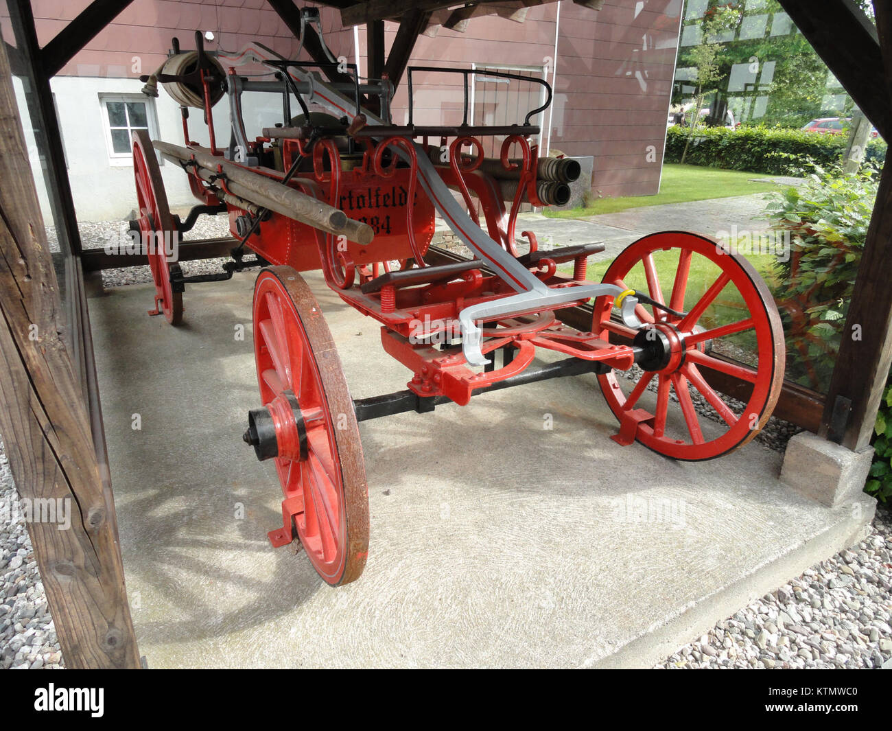 Una fotografia del 1884 raffigurante attrezzature antincendio trainate da cavalli a Bartofelde, Germania. L'immagine cattura il metodo storico di estinzione degli incendi, mostrando le attrezzature e i cavalli utilizzati in quel periodo. Foto Stock