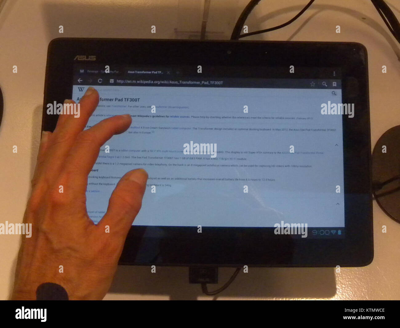 ASUS TF300 10,1 è un tablet dotato di un display da 10,1 pollici, progettato per l'uso multimediale e la portabilità. È noto per la sua interfaccia intuitiva e le sue caratteristiche prestazionali, rivolgendosi ai consumatori che cercano un dispositivo versatile e portatile per il lavoro e l'intrattenimento. Foto Stock