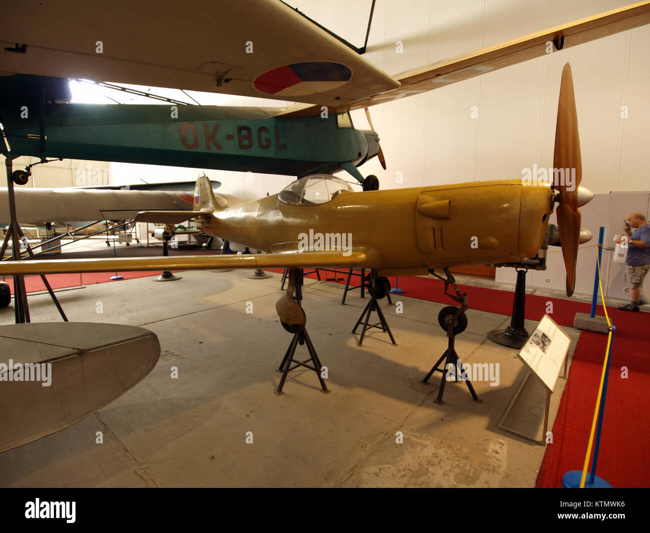BAK 01 è un modello di aereo militare, fotografato in un ambiente militare. È noto per il suo ruolo nella storia dell'aviazione e come parte di un'eredità più ampia dell'aviazione militare. Foto Stock