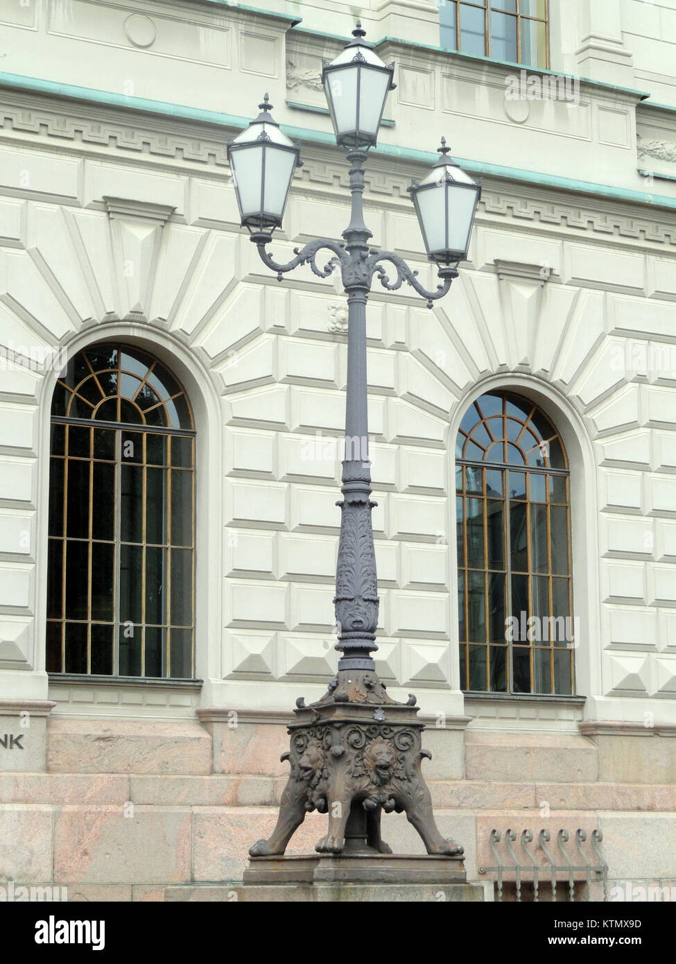 L'edificio della Banca di Finlandia a Helsinki, in Finlandia, è un'istituzione finanziaria iconica. L'immagine mette in evidenza la sua architettura e il suo significato nel sistema bancario finlandese. Foto Stock