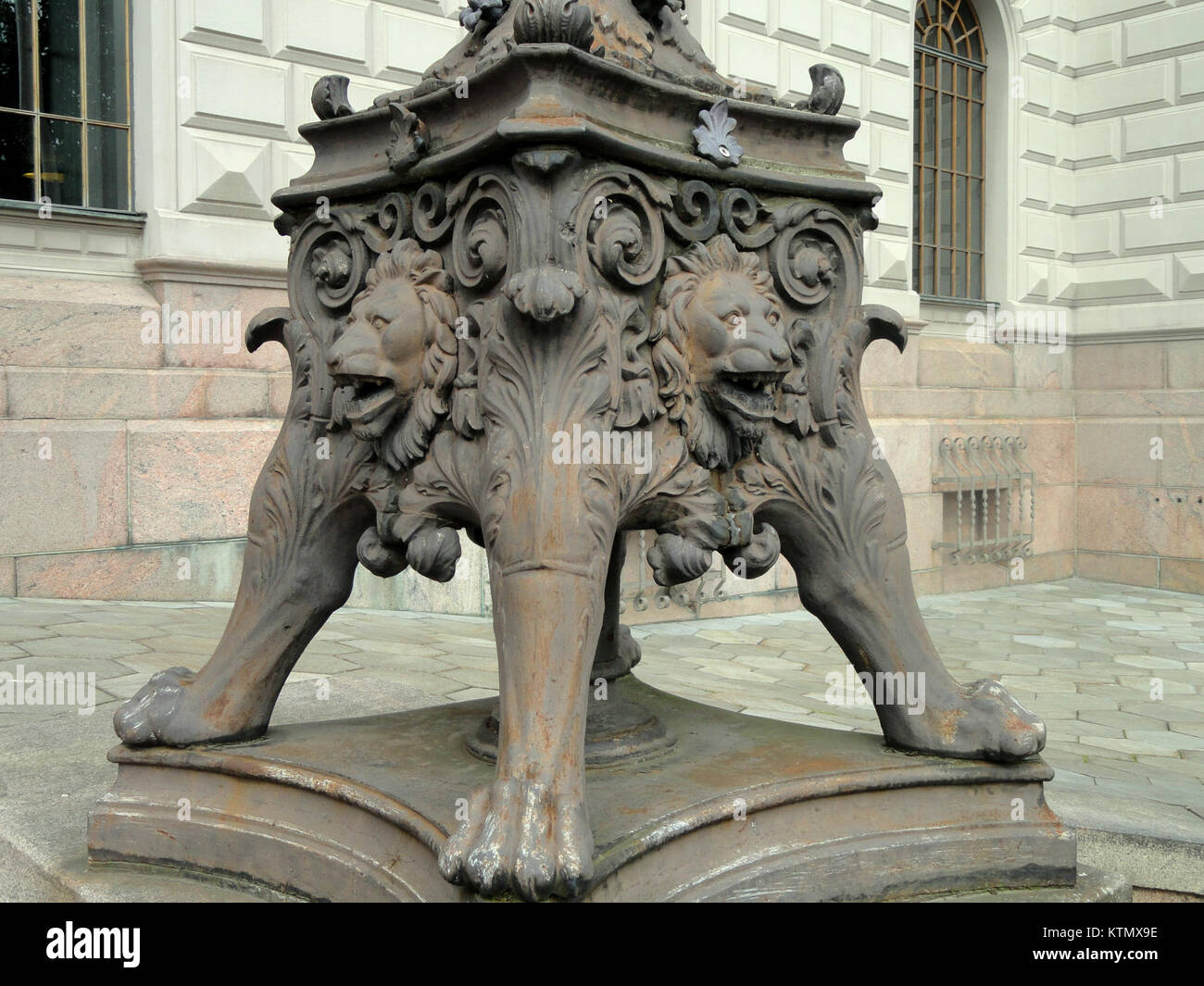 La Banca di Finlandia, con sede a Helsinki, è un'importante istituzione finanziaria finlandese. Noto per il suo ruolo nel sistema economico del paese, l'edificio riflette l'importanza dell'istituzione nella finanza finlandese. Foto Stock