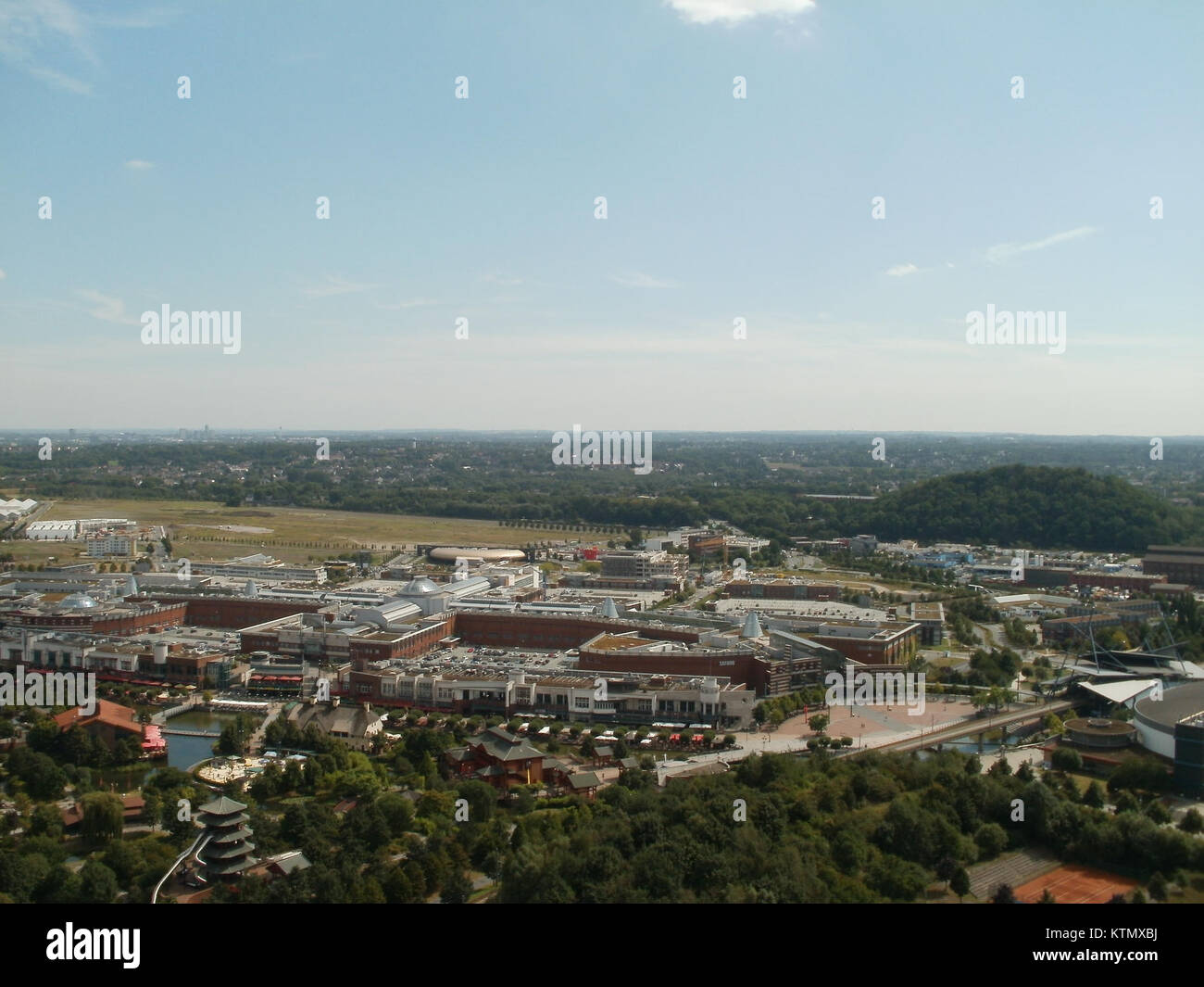 Questa foto offre una vista dal Gasometer Oberhausen, Germania, che mostra l'area circostante, tra cui Centro, un grande centro commerciale e di intrattenimento. La vista mette in risalto l'architettura moderna e il paesaggio urbano della zona. Foto Stock
