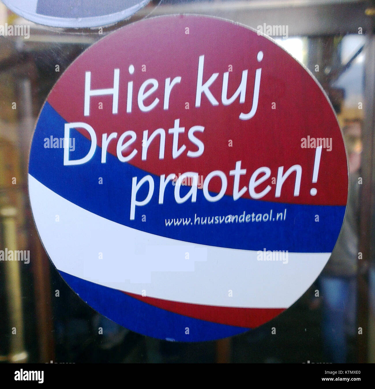 "Drentse taal" si riferisce ai dialetti parlati nella provincia di Drenthe nei Paesi Bassi. Questo studio linguistico evidenzia le caratteristiche uniche della lingua locale e il suo significato culturale. Foto Stock