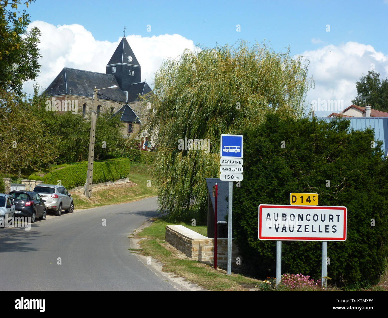 Il cartello del limite cittadino per Auboncourt Vauzelles, un comune del dipartimento delle Ardenne nel nord-est della Francia, segna i confini di questa zona rurale. Conosciuta per i suoi paesaggi pittoreschi e il tranquillo ambiente rurale, la regione è immersa nella storia. Il segno riflette la posizione della comunità nel più ampio contesto della regione delle Ardenne. Foto Stock