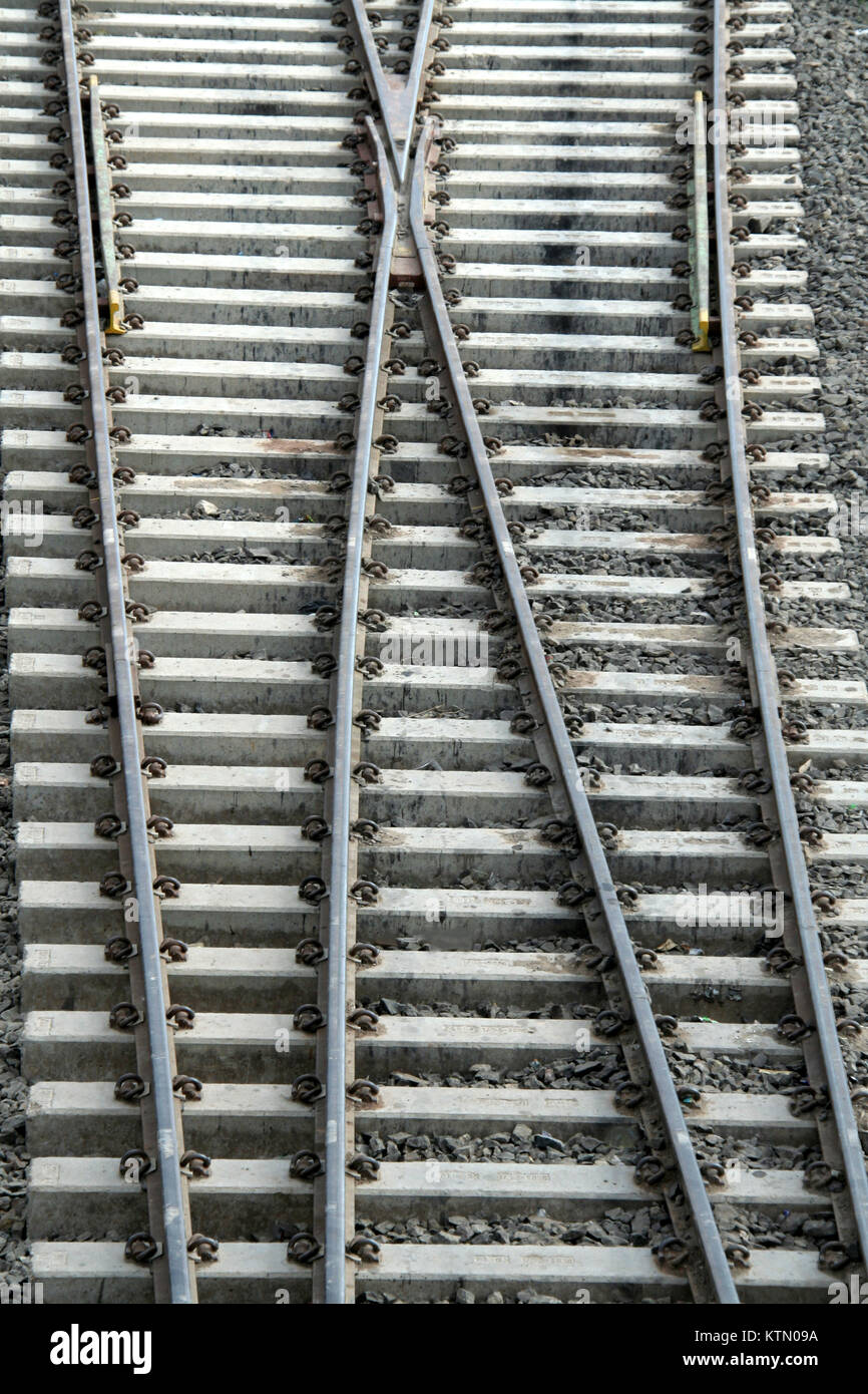 Cross-over di binari posati su traverse in cemento Foto Stock