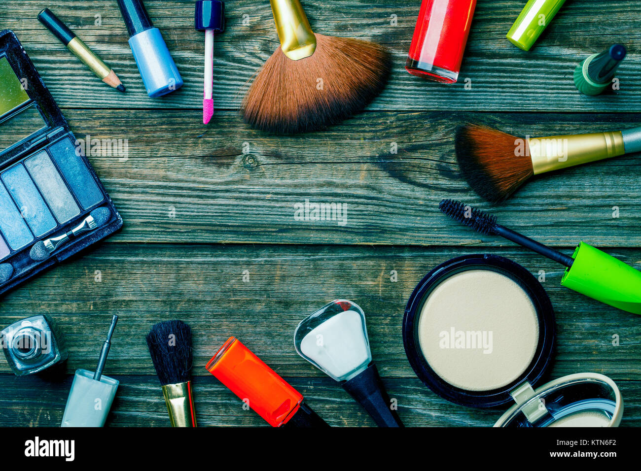 Prodotti cosmetici per il trucco, spazzole e altri su sfondo marrone Foto Stock