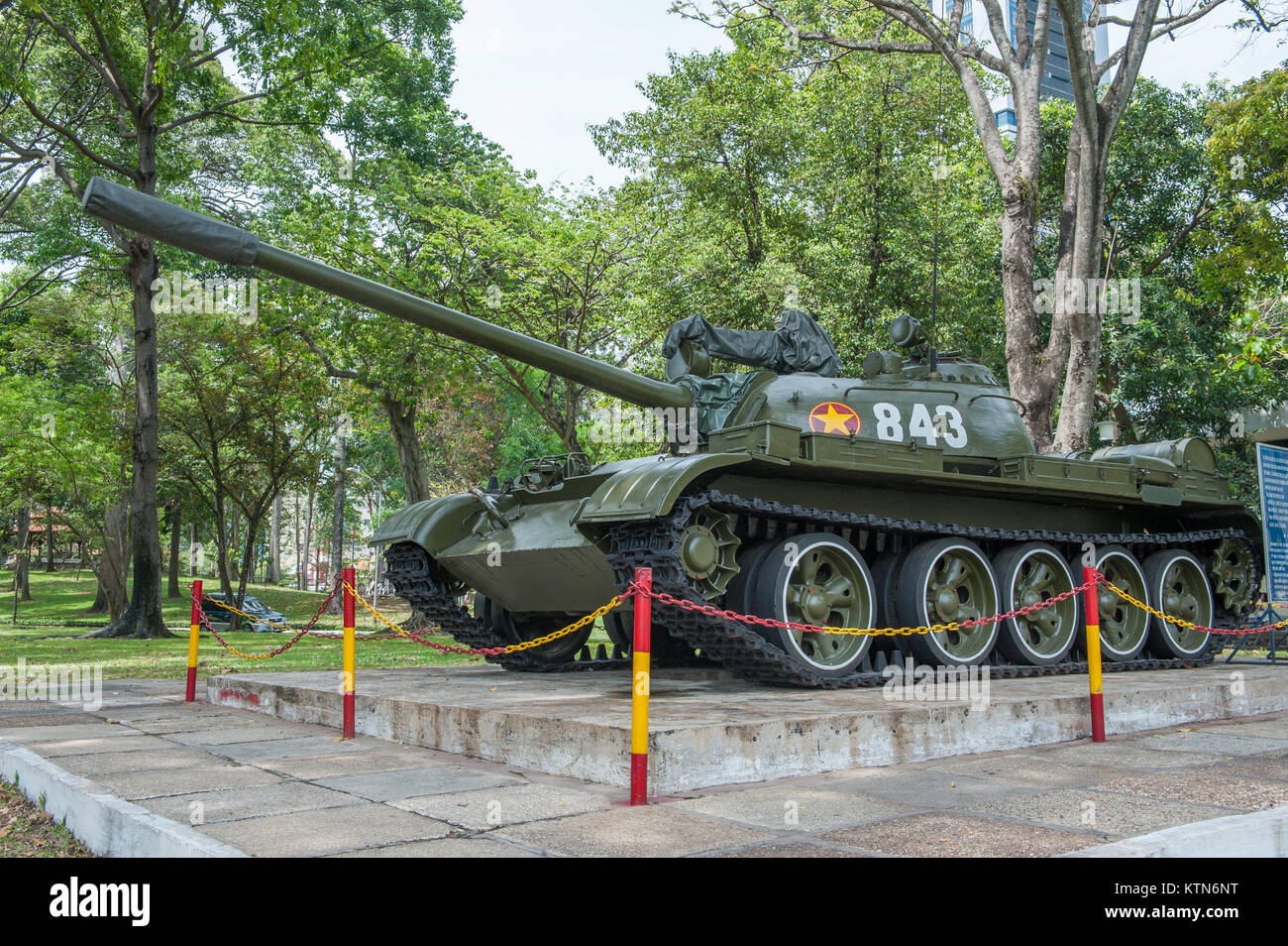 Il serbatoio 843 è stato il primo serbatoio che è entrato nel palazzo di indipendenza a Saigon il 30 aprile 1975, che fu la residenza del sud del presidente vietnamita Foto Stock