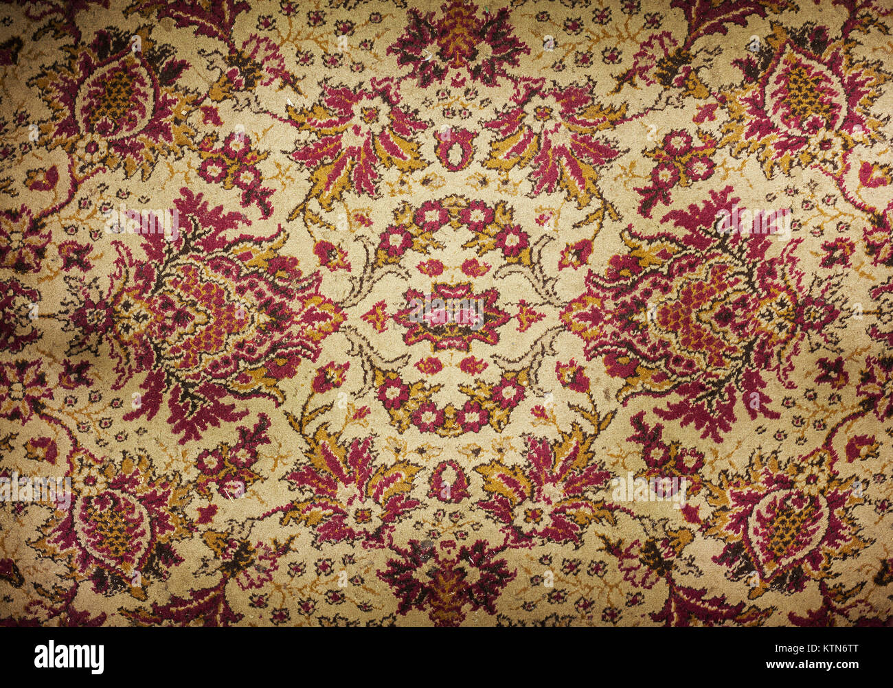 La tessitura di un vecchio colorato tappeto decorativo. Foto Stock