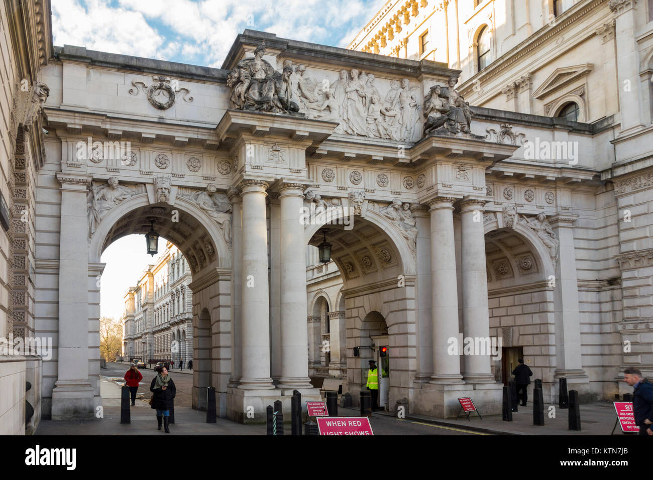 Arco King Charles Street dall architetto J. M. Brydon con scultori Paolo Raphael Montford & William Frith argento visti da Whitehall, London, Regno Unito Foto Stock