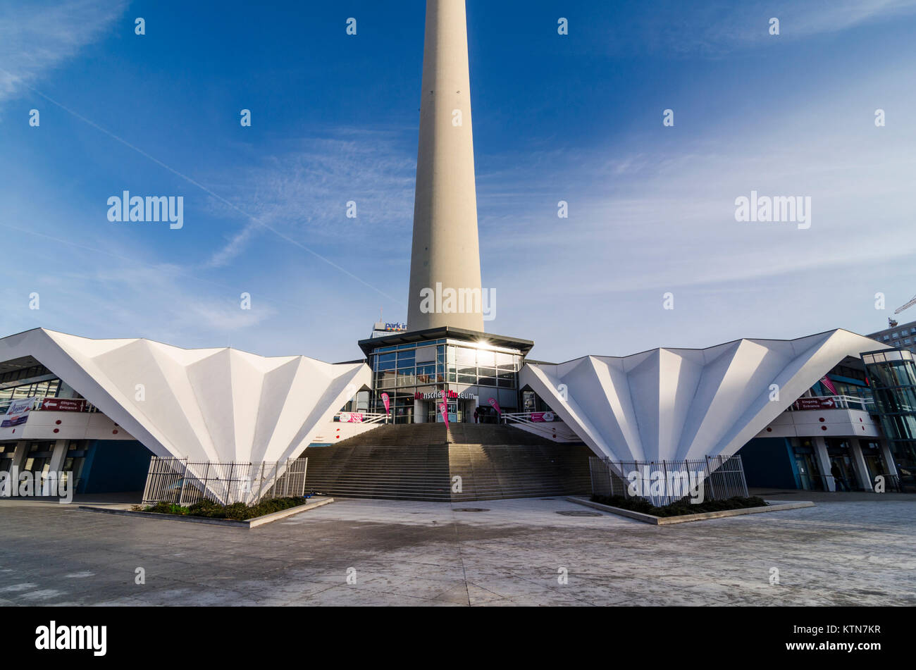 Ali di cemento alla base del Fernsehturm Pavilion progettato da Walter Herzog e Heinz Aust, Panoramastrasse, Berlino, Germania Foto Stock