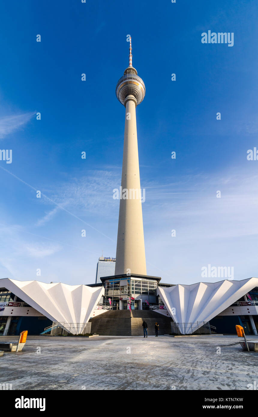Ali di cemento alla base del Fernsehturm Pavilion progettato da Walter Herzog e Heinz Aust, Panoramastrasse, Berlino, Germania Foto Stock