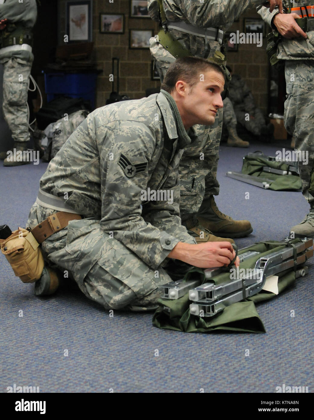 STEWART ANGB Newburgh, N.Y. --Senior Airman Douglas Decicco fissa infila cot cinghie come membri del 105° Airlift Wing e 213 Progettazione Installazione Squadron preparare per la distribuzione come parte della risposta di stato per Hurricane Sandy mercoledì mattina di ottobre 31. Il aviatori sono tra più di 2.400 Esercito e Air National Guard militari impegnati all'ordine del Governatore Andrew M. Cuomo. Il aviatori sono parte di area per operazioni congiunte 3, Joint Task Force 3 Hurricane Relief Operations. Foto Stock