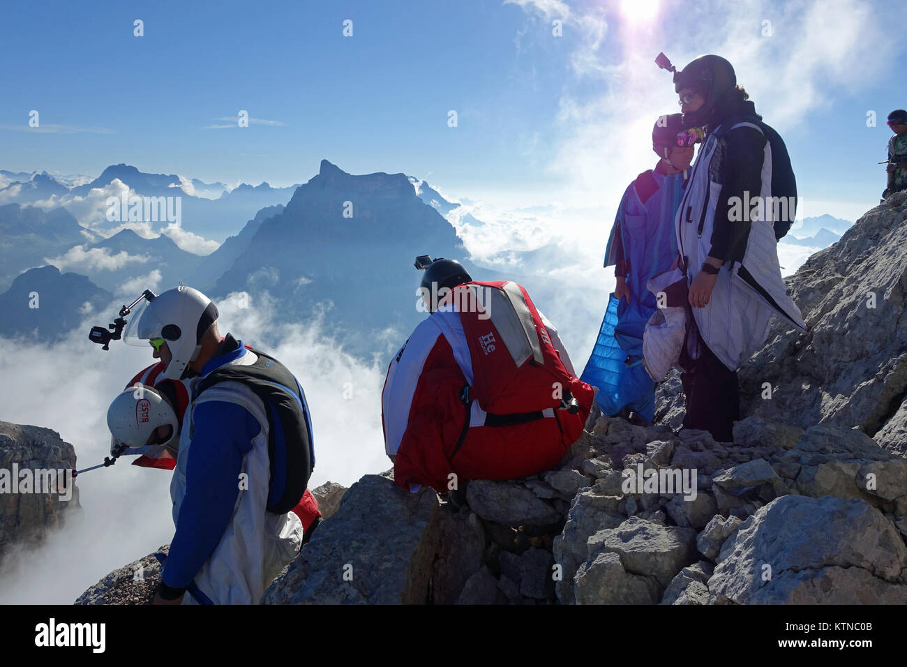 Ponticelli di base sono brave in piedi sul punto di uscita e controllare la situazione prima di lanciare entro la loro wingsuits giù dalla montagna. Silenzio!? Foto Stock