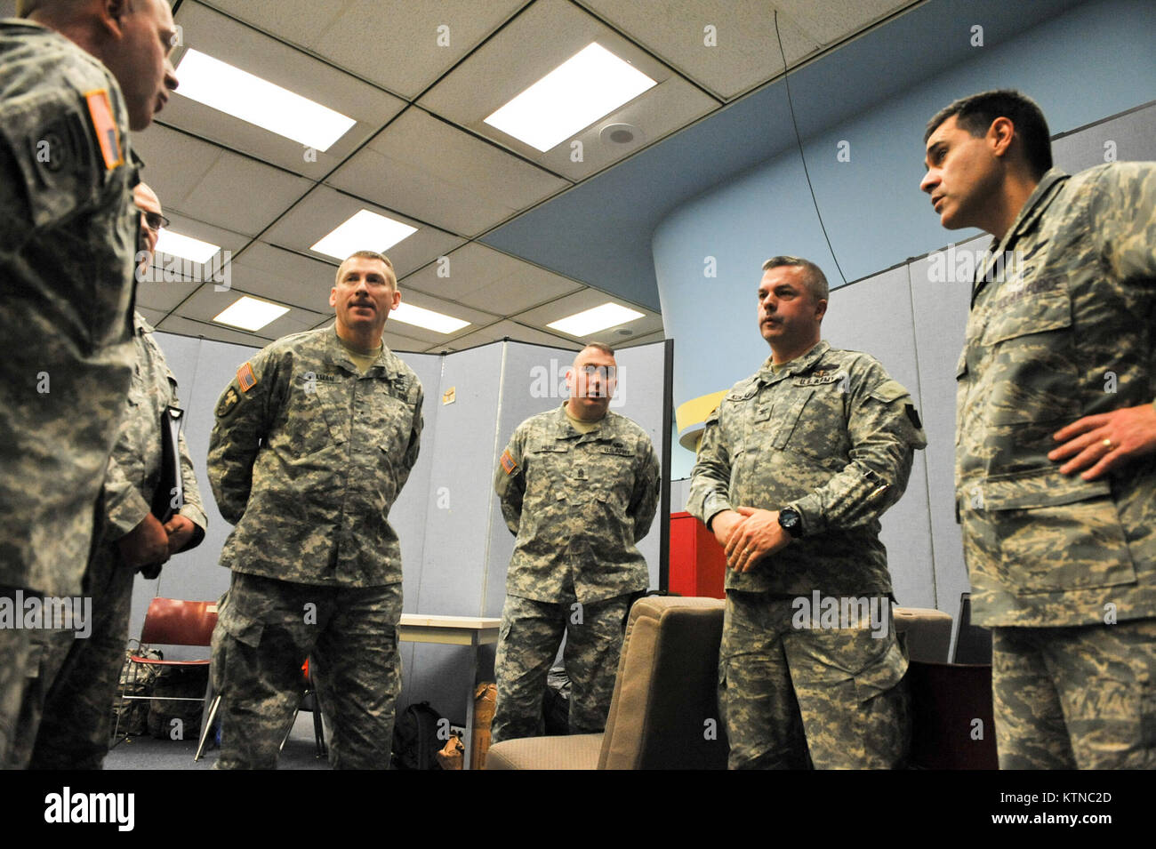 WASHINGTON, D.C. - - Esercito Brigadiere Generale Arthur W. Hinaman e Air Force generale di brigata Marc H. Sasseville visita i centri di funzionamento che sono il supporto del 57th inaugurazione presidenziale. Brig. Gen. Hinaman è comandante, terra comando di componente, il Distretto di Columbia Guardia Nazionale. Egli è responsabile per la disponibilità complessiva, di formazione, di manutenzione e di funzionamento di occupazione le unità assegnate e attaccato al Distretto di Columbia Esercito nazionale di protezione. Brig. Gen. Sasseville è il comandante, 113ala, District of Columbia Air National Guard, Andrews Air Force Base, Md. egli è responsa Foto Stock