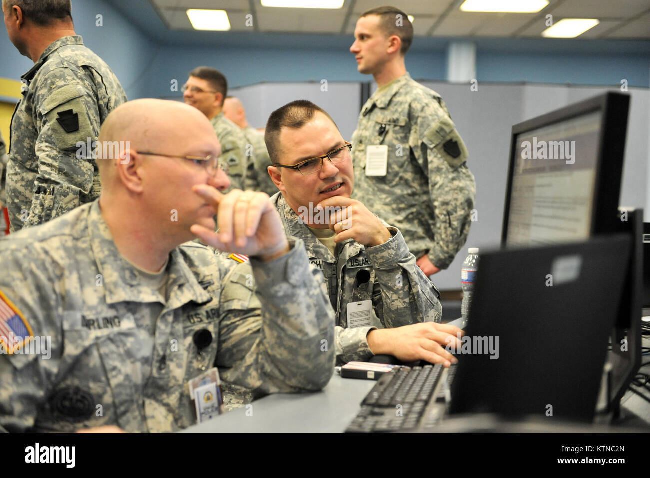 WASHINGTON, D.C. - - Esercito Brigadiere Generale Arthur W. Hinaman e Air Force generale di brigata Marc H. Sasseville visita i centri di funzionamento che sono il supporto del 57th inaugurazione presidenziale. Brig. Gen. Hinaman è comandante, terra comando di componente, il Distretto di Columbia Guardia Nazionale. Egli è responsabile per la disponibilità complessiva, di formazione, di manutenzione e di funzionamento di occupazione le unità assegnate e attaccato al Distretto di Columbia Esercito nazionale di protezione. Brig. Gen. Sasseville è il comandante, 113ala, District of Columbia Air National Guard, Andrews Air Force Base, Md. egli è responsa Foto Stock