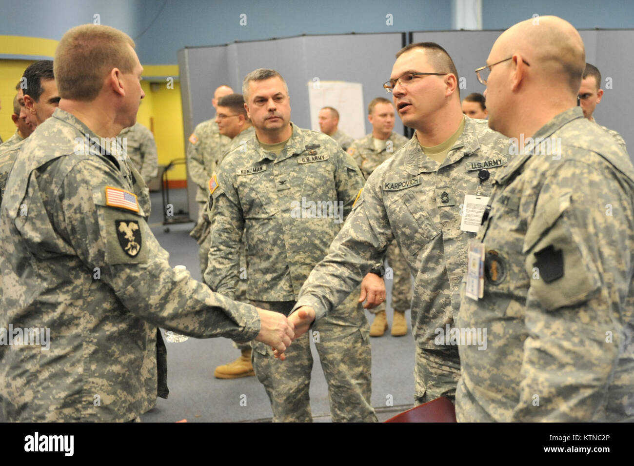 WASHINGTON, D.C. - - Esercito Brigadiere Generale Arthur W. Hinaman e Air Force generale di brigata Marc H. Sasseville visita i centri di funzionamento che sono il supporto del 57th inaugurazione presidenziale. Brig. Gen. Hinaman è comandante, terra comando di componente, il Distretto di Columbia Guardia Nazionale. Egli è responsabile per la disponibilità complessiva, di formazione, di manutenzione e di funzionamento di occupazione le unità assegnate e attaccato al Distretto di Columbia Esercito nazionale di protezione. Brig. Gen. Sasseville è il comandante, 113ala, District of Columbia Air National Guard, Andrews Air Force Base, Md. egli è responsa Foto Stock