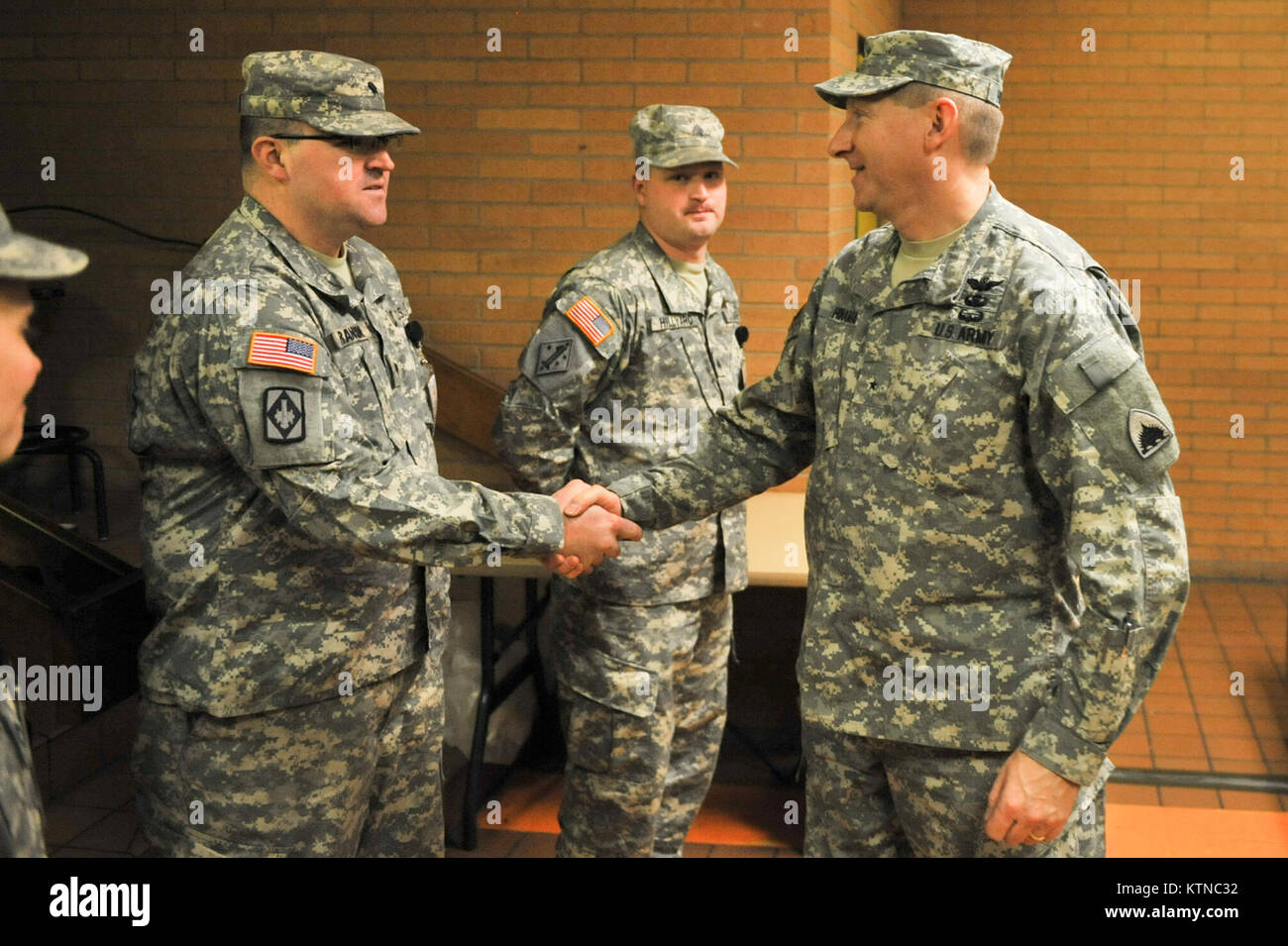 WASHINGTON, D.C. - - Esercito Brigadiere Generale Arthur W. Hinaman e Air Force generale di brigata Marc H. Sasseville visita i centri di funzionamento che sono il supporto del 57th inaugurazione presidenziale. Brig. Gen. Hinaman è comandante, terra comando di componente, il Distretto di Columbia Guardia Nazionale. Egli è responsabile per la disponibilità complessiva, di formazione, di manutenzione e di funzionamento di occupazione le unità assegnate e attaccato al Distretto di Columbia Esercito nazionale di protezione. Brig. Gen. Sasseville è il comandante, 113ala, District of Columbia Air National Guard, Andrews Air Force Base, Md. egli è responsa Foto Stock