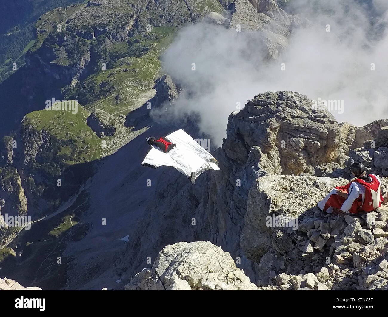 Questo Wingsuit ponticello di base appena scavalcato il ciglio della scogliera e brave diving giù nell'incerto. Ben presto egli deve aprire il suo paracadute da salvare. Foto Stock