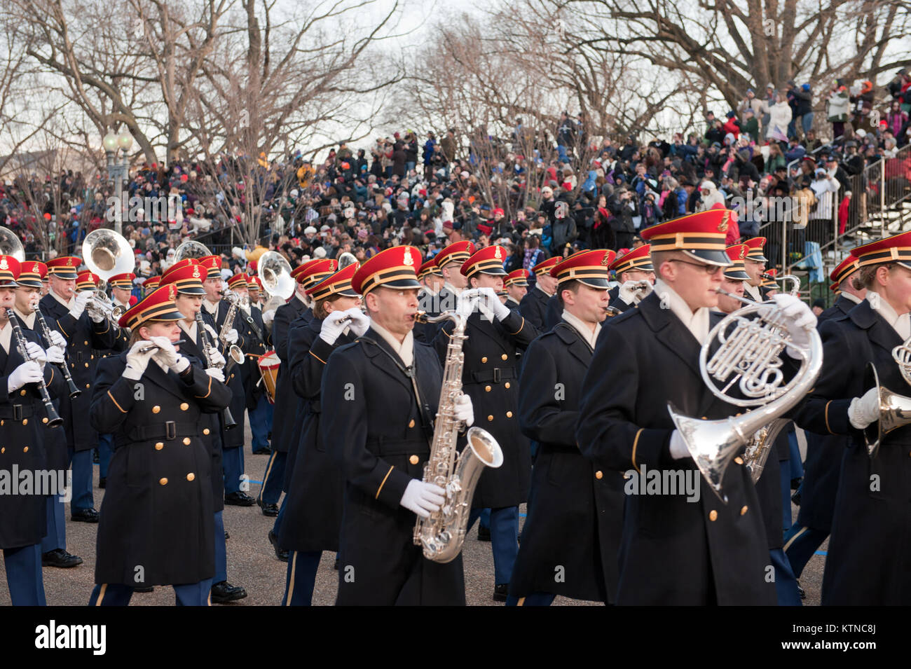 WASHINGTON, D.C. - - La 57th inaugurazione presidenziale si è tenuta a Washington D.C. il lunedì, 21 gennaio, 2013. La processione di più di 8.000 persone a partire Constitution Avenue alla Casa Bianca incluso cerimoniale reggimenti militari, gruppi di cittadini, Marching Band e galleggianti. L'Inaugurazione incluso il giuramento presidenziale in occasione della cerimonia inaugurale, indirizzo, Parata inaugurale e numerosi balli inaugurali e cene di gala in onore del Presidente eletto degli Stati Uniti. Durante i dieci giorni di periodo inaugurale circa 6.000 Guardia Nazionale di personale da oltre 30 Stati e territori wo Foto Stock