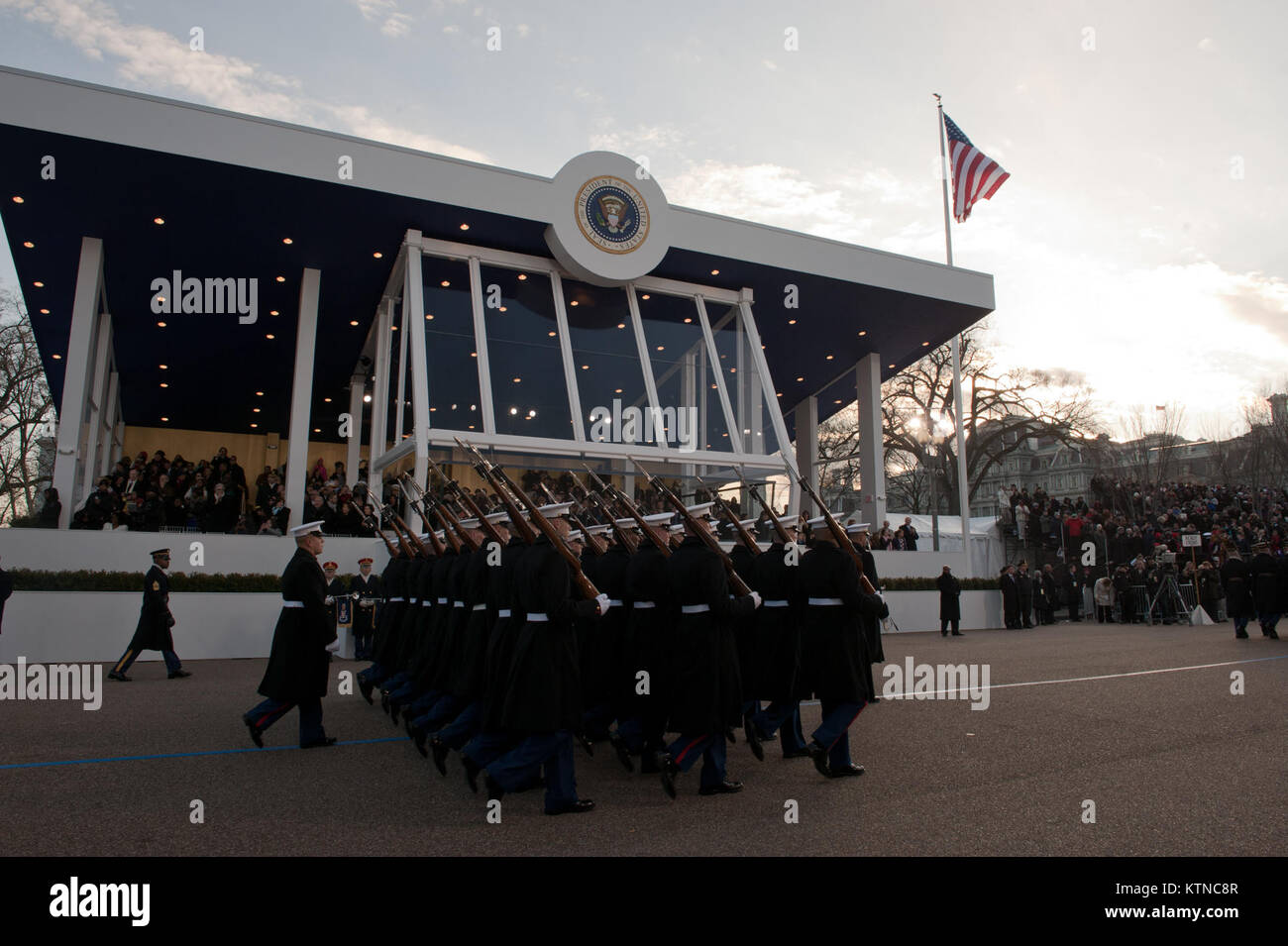 WASHINGTON, D.C. - - La 57th inaugurazione presidenziale si è tenuta a Washington D.C. il lunedì, 21 gennaio, 2013. La processione di più di 8.000 persone a partire Constitution Avenue alla Casa Bianca incluso cerimoniale reggimenti militari, gruppi di cittadini, Marching Band e galleggianti. L'Inaugurazione incluso il giuramento presidenziale in occasione della cerimonia inaugurale, indirizzo, Parata inaugurale e numerosi balli inaugurali e cene di gala in onore del Presidente eletto degli Stati Uniti. Durante i dieci giorni di periodo inaugurale circa 6.000 Guardia Nazionale di personale da oltre 30 Stati e territori wo Foto Stock