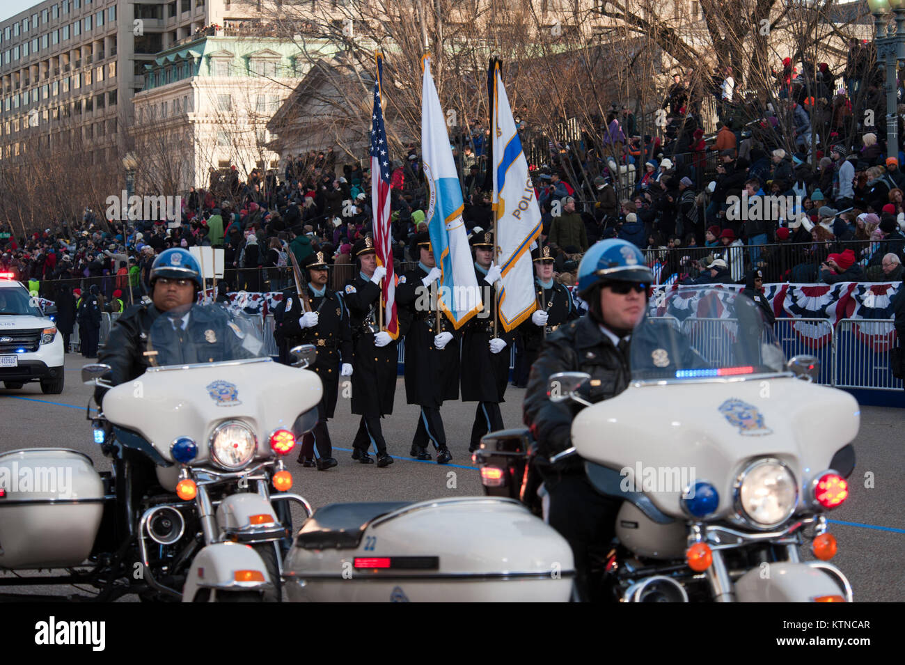 WASHINGTON, D.C. - - - - - - - Squadra di cavallo Distretto di Columbia funzionari di polizia segue le elezioni presidenziali per il giro della Papamobile a capo di un corteo di più di 8 mila le persone che hanno iniziato a Constitution Avenue e continuato giù Pennsylvania Avenue alla Casa Bianca. La parata incluse cerimoniale reggimenti militari, gruppi di cittadini, Marching Band e galleggianti. La 57th inaugurazione presidenziale si è tenuta a Washington D.C. il lunedì, 21 gennaio, 2013. L'Inaugurazione incluso il giuramento presidenziale in occasione della cerimonia inaugurale, indirizzo, Parata inaugurale e numerosi balli inaugurali e cene di gala in onore del electe Foto Stock