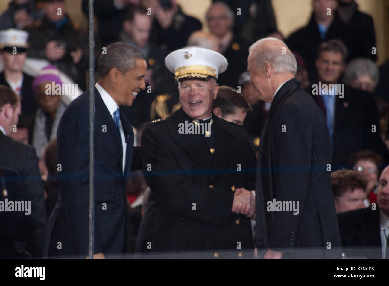 WASHINGTON, D.C. - - Il Presidente Barack Obama orologi da presidenziali inaugurazione sfilata di revisione ufficiale si contrappongono Lafayette Park. La processione di più di 8 mila le persone che hanno iniziato a Constitution Avenue è continuata fino in Pennsylvania Avenue alla Casa Bianca incluso cerimoniale reggimenti militari, gruppi di cittadini, Marching Band e galleggianti. Il Presidente, Vice Presidente, ai loro coniugi e ospiti speciali quindi rivedere la sfilata come si passa di fronte al riesame presidenziale Stand. Lo stadio-stile stadio viene eretto per l inaugurazione sul fronte ovest del Campidoglio. Esso ha m Foto Stock