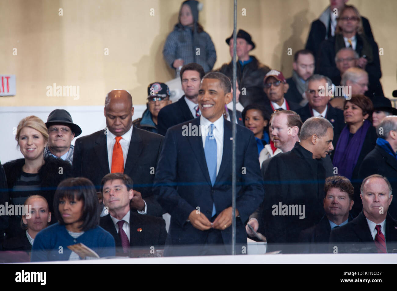 WASHINGTON, D.C. - - Il Presidente Barack Obama orologi da presidenziali inaugurazione sfilata di revisione ufficiale si contrappongono Lafayette Park. La processione di più di 8 mila le persone che hanno iniziato a Constitution Avenue è continuata fino in Pennsylvania Avenue alla Casa Bianca incluso cerimoniale reggimenti militari, gruppi di cittadini, Marching Band e galleggianti. Il Presidente, Vice Presidente, ai loro coniugi e ospiti speciali quindi rivedere la sfilata come si passa di fronte al riesame presidenziale Stand. Lo stadio-stile stadio viene eretto per l inaugurazione sul fronte ovest del Campidoglio. Esso ha m Foto Stock