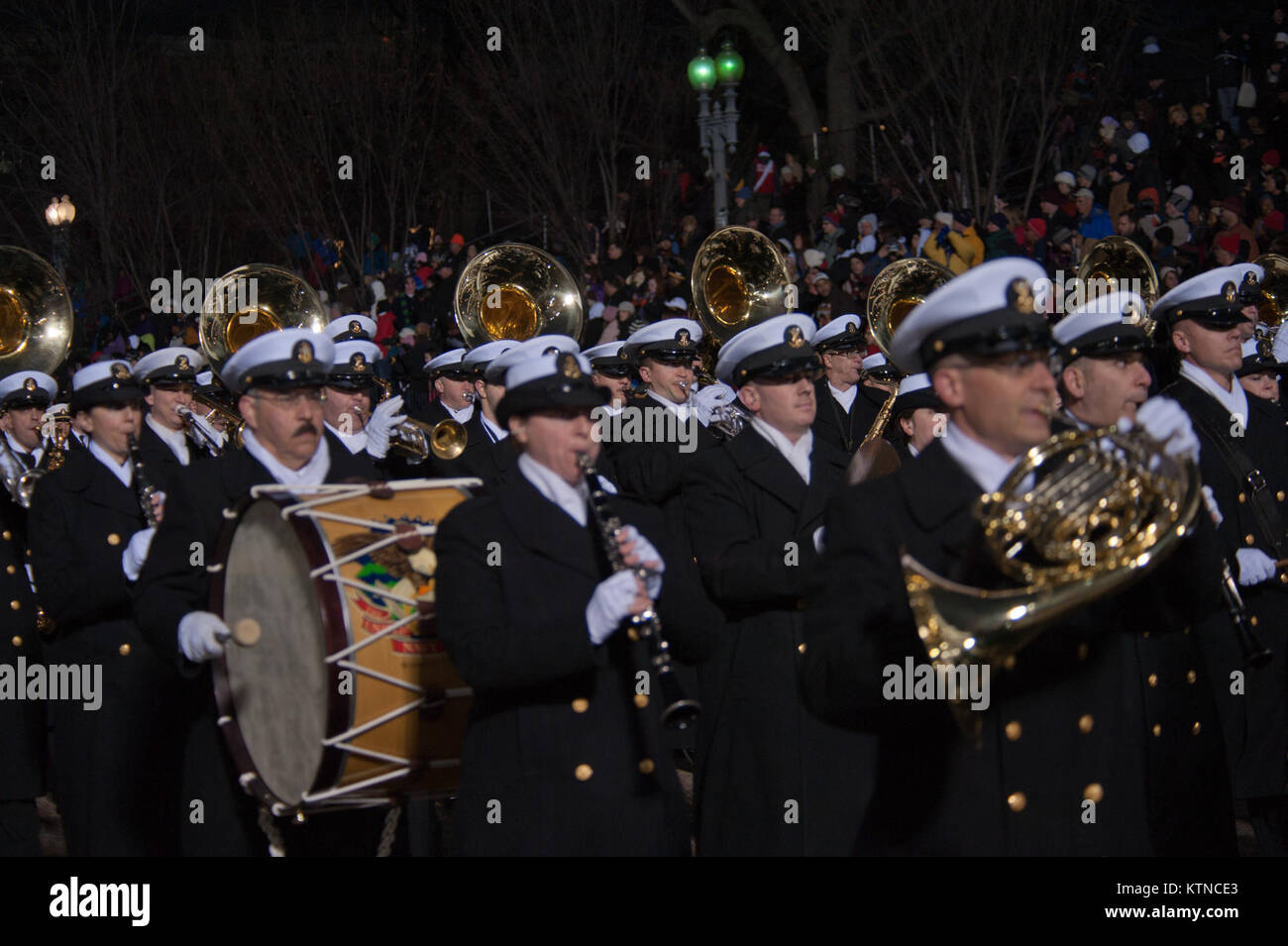 WASHINGTON, D.C. - - Il Presidente Barack Obama orologi della marina degli Stati Uniti fascetta dall'inaugurazione presidenziale Parade rivista ufficiale si contrappongono Lafayette Park. La processione di più di 8 mila le persone che hanno iniziato a Constitution Avenue è continuata fino in Pennsylvania Avenue alla Casa Bianca incluso cerimoniale reggimenti militari, gruppi di cittadini, Marching Band e galleggianti. Il Presidente, Vice Presidente, ai loro coniugi e ospiti speciali quindi rivedere la sfilata come si passa di fronte al riesame presidenziale Stand. Lo stadio-stile stadio viene eretto per l inaugurazione del west fr Foto Stock