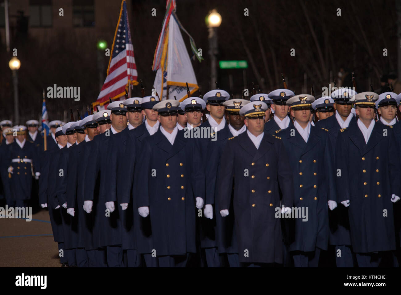 WASHINGTON, D.C. - - Il Presidente Barack Obama orologi la United States Coast Guard dall'inaugurazione presidenziale Parade rivista ufficiale si contrappongono Lafayette Park. La processione di più di 8 mila le persone che hanno iniziato a Constitution Avenue è continuata fino in Pennsylvania Avenue alla Casa Bianca incluso cerimoniale reggimenti militari, gruppi di cittadini, Marching Band e galleggianti. Il Presidente, Vice Presidente, ai loro coniugi e ospiti speciali quindi rivedere la sfilata come si passa di fronte al riesame presidenziale Stand. Lo stadio-stile stadio viene eretto per l inaugurazione del west Foto Stock