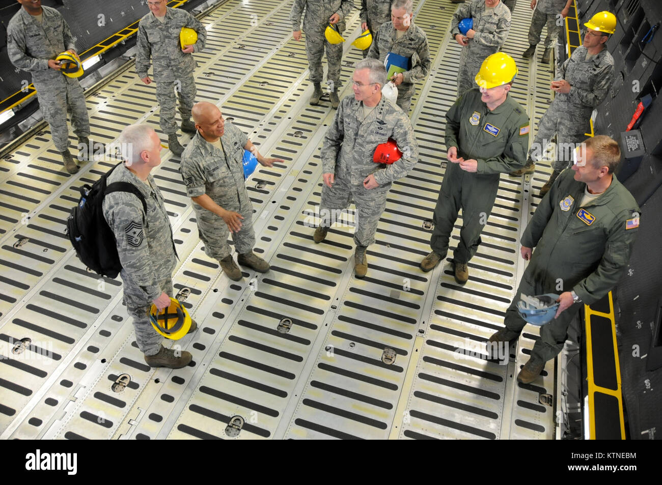 Stati Uniti Air Force Staff Sgt. Raymond Ortiz, aeromobili manutentore, parla di C-5M lavori di rinnovo di U.S. Air Force Generale Paolo J. Selva, comandante di mobilità in aria, comando Maj Gen Verle L. Johnston, comandante New York Air National Guard, Col Timothy J. LaBarge, commander 105 Airlift Wing e Chief Master Sgt. Richard R. "Andy" Kaiser, aria mobilità command chief, durante una gita di una Super galassia a Stewart Air National Guard Base, Venerdì 10 Maggio, 2013. (U.S. Air National Guard foto di Tech. Sgt. Michael OHalloran/rilasciato) Foto Stock