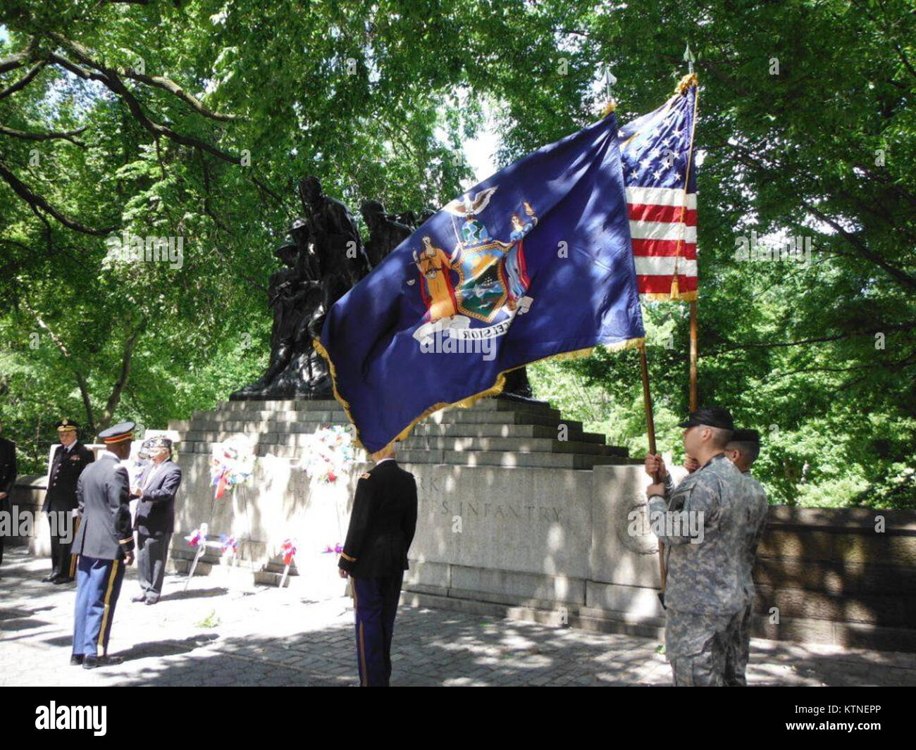 MANHATTAN--i soldati della New York esercito nazionale della guardia armata 53rd Liaison distacco, insieme con i veterani del 7° Reggimento, il veterano Corp artiglieria, e il New York della Guardia Brigata 88th partecipare al Memorial Day cerimonie presso il Park Avenue Armory il 27 di maggio. I gruppi ispezionň al Park Avenue Armory poi hanno marciato nord a 67th street e poi a sinistra per Central Park per una cerimonia al 7° Reggimento monumento. Poi abbiamo marciato sud a 65th street e torna al Armory per vari commento. Foto Stock