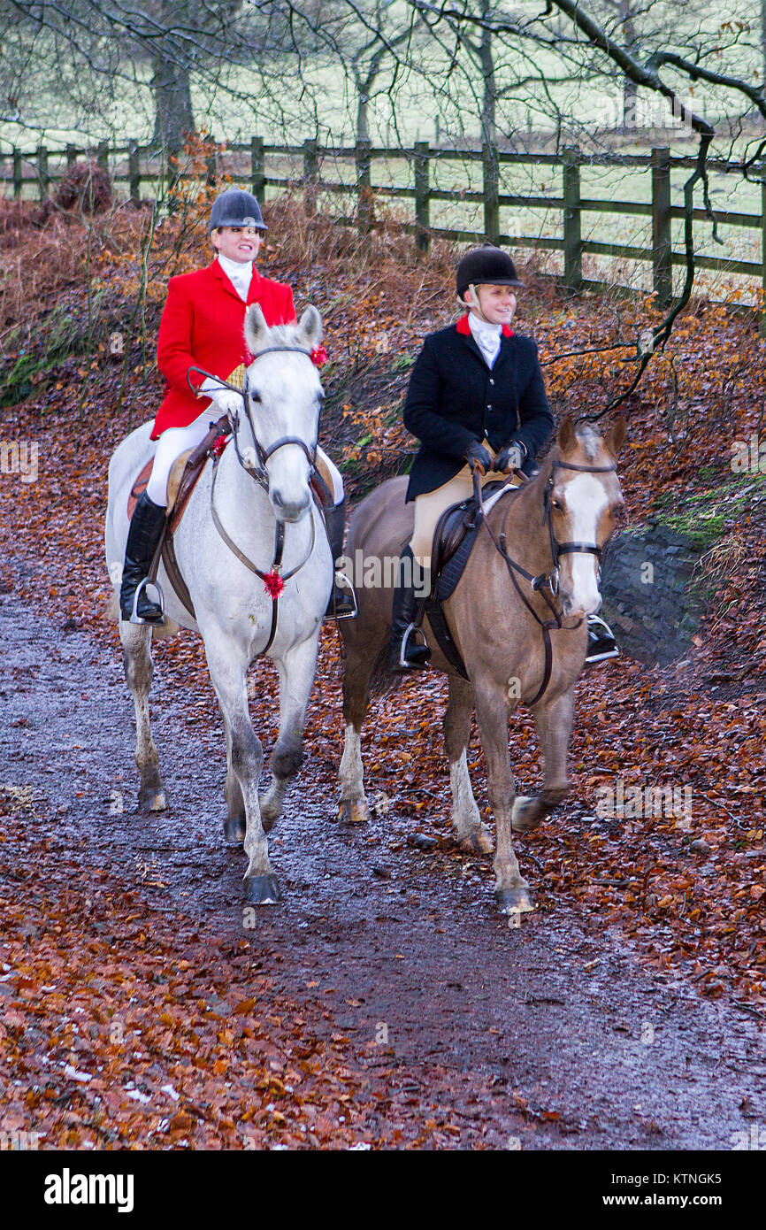 Rivington Barn, Lancashire, Regno Unito. Il 26 dicembre, 2017. Il Rivington Boxing Day Hunt, Chorley Lancashire. Il 26 dicembre 2017. Migliaia di persone partecipano al tradizionale Boxing Day Meeting di suoneria a Rivington Barn in Lancashire. La caccia con i cani è stata messa fuorilegge otto anni fa, ma molte giuridiche "caccia" ancora continuare. Cavalli e Cavalieri seguire sentieri profumati su un display del fasto e cerimonia dopo Natale. I maestri di Foxhounds associazione hanno più di 200 incontra elencati in tutto il paese, compreso l'annuale Boxing Day hunt a Horwich, vicino a Bolton. Credito: Cernan Elias/Alamy Live News Foto Stock