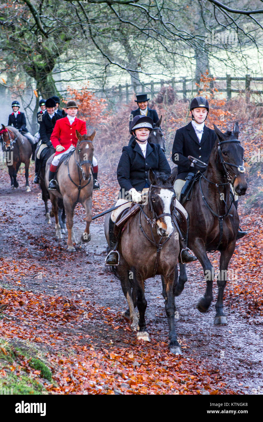 Rivington Barn, Lancashire, Regno Unito. Il 26 dicembre, 2017. Il Rivington Boxing Day Hunt, Chorley Lancashire. Il 26 dicembre 2017. Migliaia di persone partecipano al tradizionale Boxing Day Meeting di suoneria a Rivington Barn in Lancashire. La caccia con i cani è stata messa fuorilegge otto anni fa, ma molte giuridiche "caccia" ancora continuare. Cavalli e Cavalieri seguire sentieri profumati su un display del fasto e cerimonia dopo Natale. I maestri di Foxhounds associazione hanno più di 200 incontra elencati in tutto il paese, compreso l'annuale Boxing Day hunt a Horwich, vicino a Bolton. Credito: Cernan Elias/Alamy Live News Foto Stock