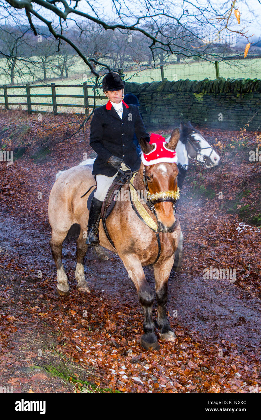 Rivington Barn, Lancashire, Regno Unito. Il 26 dicembre, 2017. Il Rivington Boxing Day Hunt, Chorley Lancashire. Il 26 dicembre 2017. Migliaia di persone partecipano al tradizionale Boxing Day Meeting di suoneria a Rivington Barn in Lancashire. La caccia con i cani è stata messa fuorilegge otto anni fa, ma molte giuridiche "caccia" ancora continuare. Cavalli e Cavalieri seguire sentieri profumati su un display del fasto e cerimonia dopo Natale. I maestri di Foxhounds associazione hanno più di 200 incontra elencati in tutto il paese, compreso l'annuale Boxing Day hunt a Horwich, vicino a Bolton. Credito: Cernan Elias/Alamy Live News Foto Stock