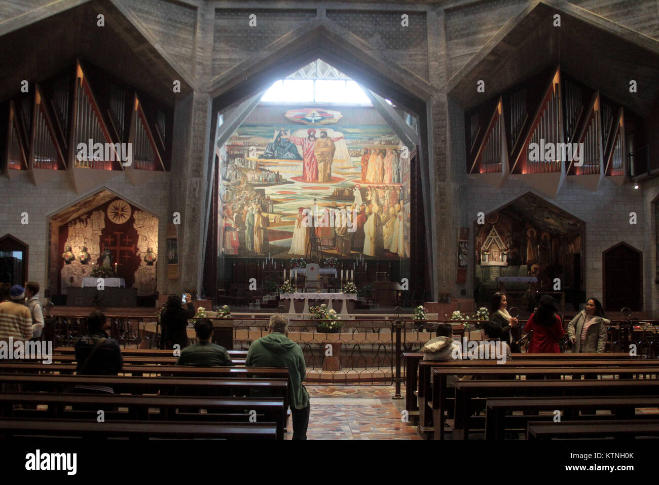 La Chiesa dell'Annunciazione a Nazareth il giorno di Natale. Adoratore frequentare la Basilica per la mattina di Natale mass. La Chiesa dell'Annunciazione a Nazaret fu costruito sopra il sito che la tradizione cattolica tiene ad essere la casa della Vergine Maria e il luogo dove Maria è stata annunciata dall'angelo Gabriele che avrebbe concepito e dato alla luce il Figlio di Dio, Gesù. 25 Dic, 2017. Questo è il motivo per cui il sito è estremamente importante nel cristianesimo Credito: Mohammed Turabi/ImagesLive/ZUMA filo/Alamy Live News Foto Stock