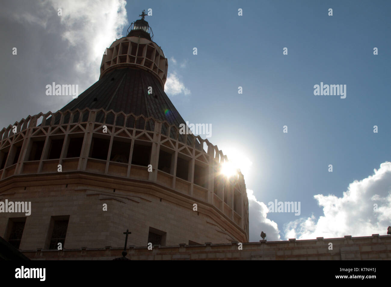 La Chiesa dell'Annunciazione a Nazareth il giorno di Natale. Adoratore frequentare la Basilica per la mattina di Natale mass. La Chiesa dell'Annunciazione a Nazaret fu costruito sopra il sito che la tradizione cattolica tiene ad essere la casa della Vergine Maria e il luogo dove Maria è stata annunciata dall'angelo Gabriele che avrebbe concepito e dato alla luce il Figlio di Dio, Gesù. 25 Dic, 2017. Questo è il motivo per cui il sito è estremamente importante nel cristianesimo Credito: Mohammed Turabi/ImagesLive/ZUMA filo/Alamy Live News Foto Stock