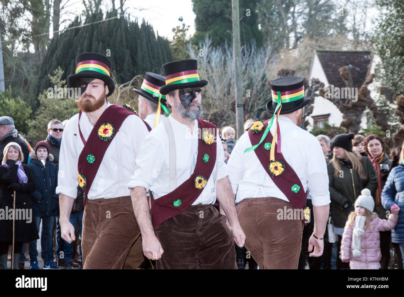 Villaggio allentati, Maidstone, Kent, Regno Unito. Il 26 dicembre, 2017. I sette campioni Molly ballerini eseguono balli tradizionali su Boxe giorno nel villaggio con una grande folla di curiosi. Photo credit: hmimages/Alamy Live News. Foto Stock