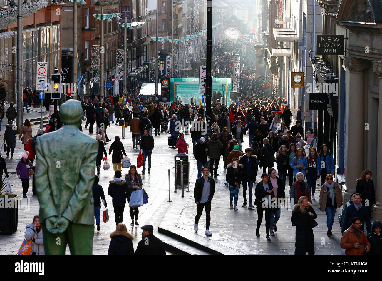 Glasgow, Regno Unito. Il 26 dicembre, 2017. Di Glasgow Buchanan Street, noto come Glasgow's 'Style Mile' è stato riempito con gli acquirenti approfittando del Boxing Day Vendite. Un po' di neve e condizioni di ghiaccio non ha messo fuori le persone shopping come hanno cercato per post-natale occasioni Credito: Findlay/Alamy Live News Foto Stock