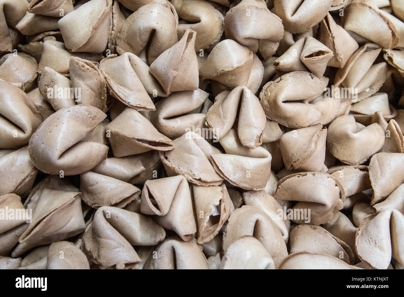 Bad Abbach, Germania. 1 dicembre, 2017. Una fabbrica bavarese produce fortune cookie in Bad Abbach, Germania, 1 dicembre 2017. Credito: Armin Weigel/dpa/Alamy Live News Foto Stock