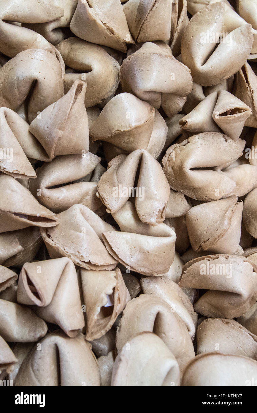 Bad Abbach, Germania. 1 dicembre, 2017. Una fabbrica bavarese produce fortune cookie in Bad Abbach, Germania, 1 dicembre 2017. Credito: Armin Weigel/dpa/Alamy Live News Foto Stock