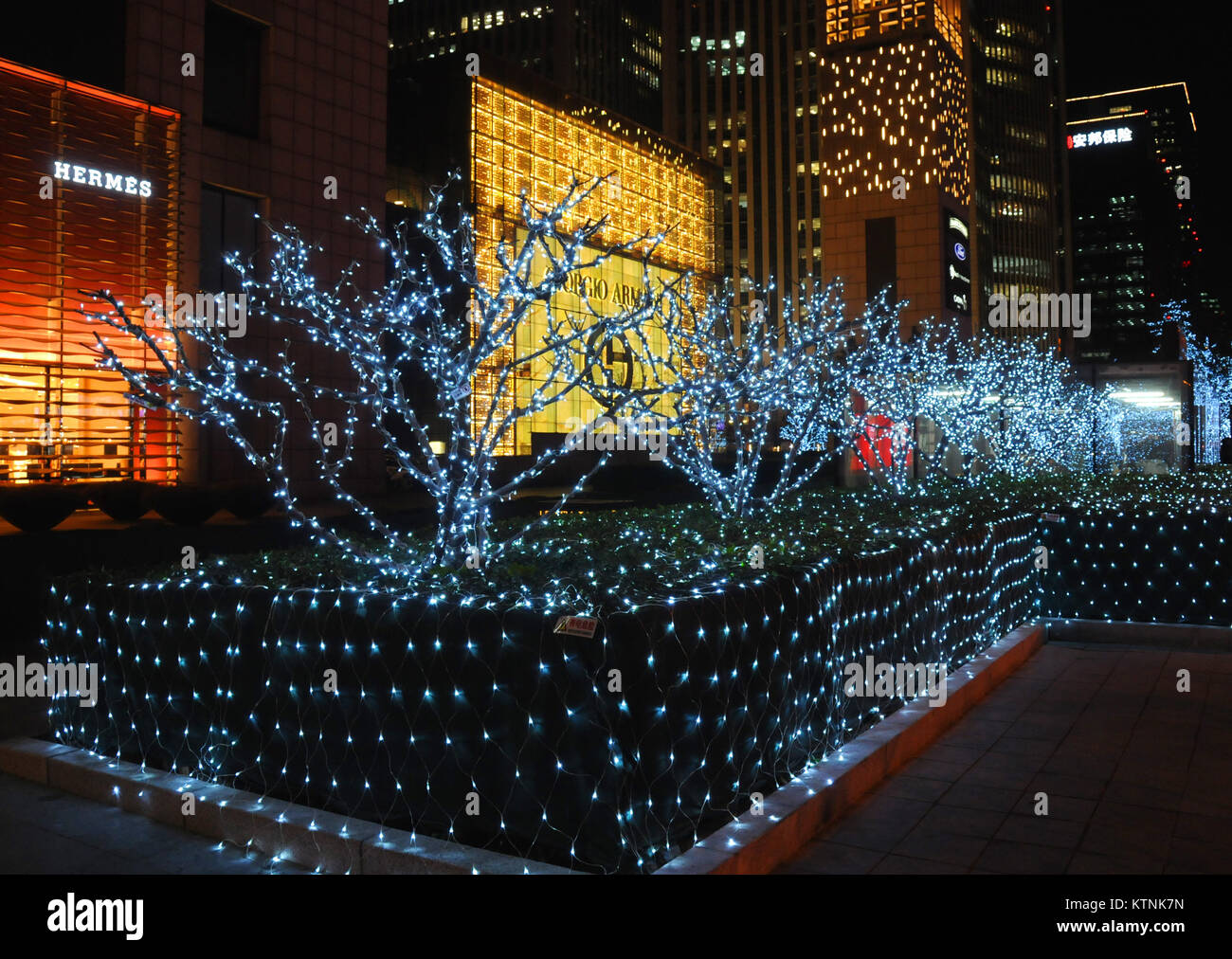 Beijin, Beijin, Cina. 27 Dic, 2017. Pechino, Cina-27th Dicembre 2017:(solo uso editoriale. Cina OUT) .l'illuminazione mostra al quartiere centrale degli affari di Pechino, Dicembre 27th, 2017. Credito: SIPA Asia/ZUMA filo/Alamy Live News Foto Stock