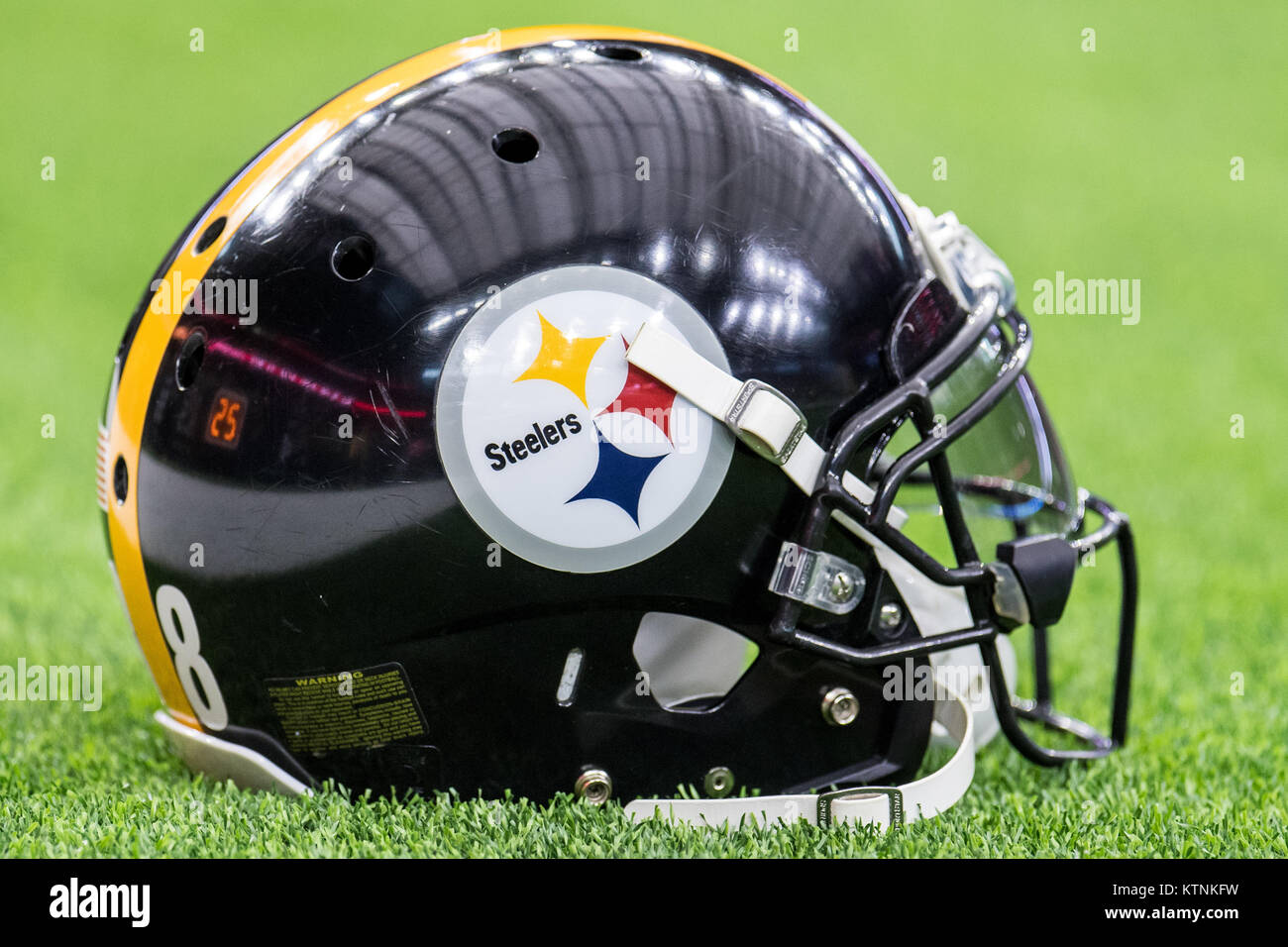 Houston, TX, Stati Uniti d'America. 25 Dic, 2017. A Pittsburgh Steelers casco si siede sul campo prima di NFL di una partita di calcio tra la Houston Texans e Pittsburgh Steelers a NRG Stadium di Houston, TX. Lo Steelers ha vinto il gioco 34 a 6.Trask Smith/CSM/Alamy Live News Foto Stock